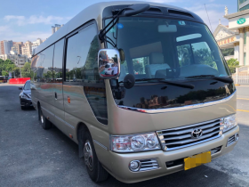 中巴车